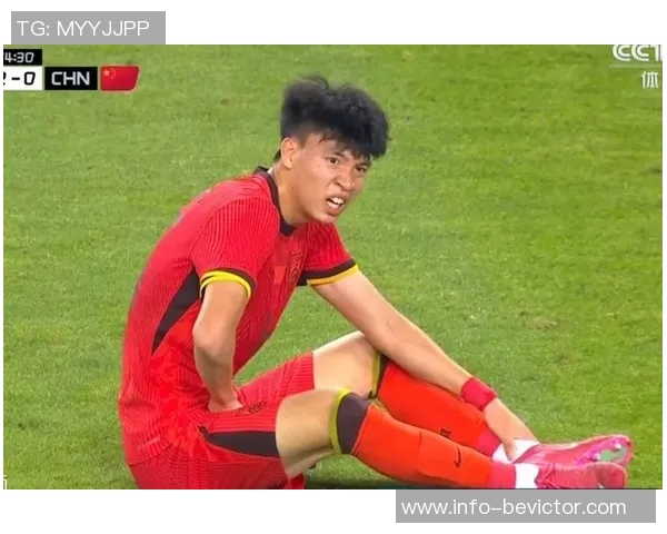 王钰栋热身赛遭泰国队飞踹重创痛苦倒地引发关注与担忧 王钰栋热身赛遭泰国队飞踹重创痛苦倒地引发关注与担忧